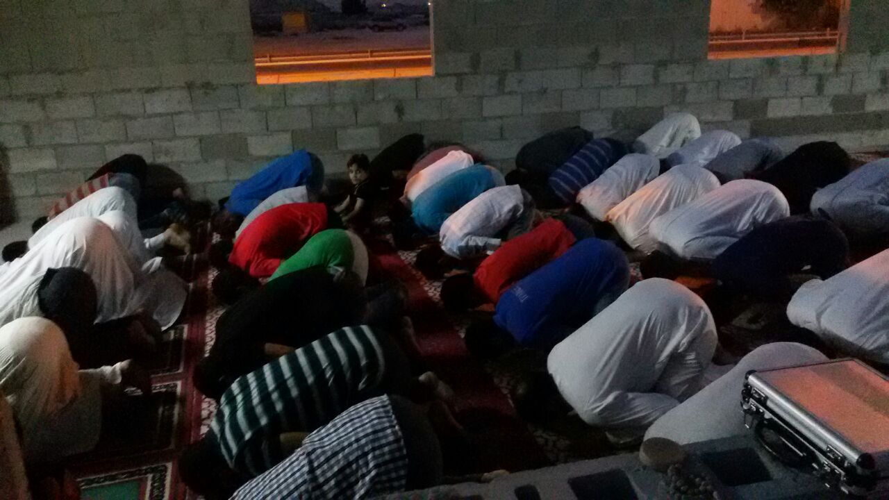 التخلف عن صلاة الجماعة بالمسجد .. هل له عذر؟ 